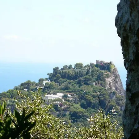 Konukevi La Casa Nel Bosco Capri